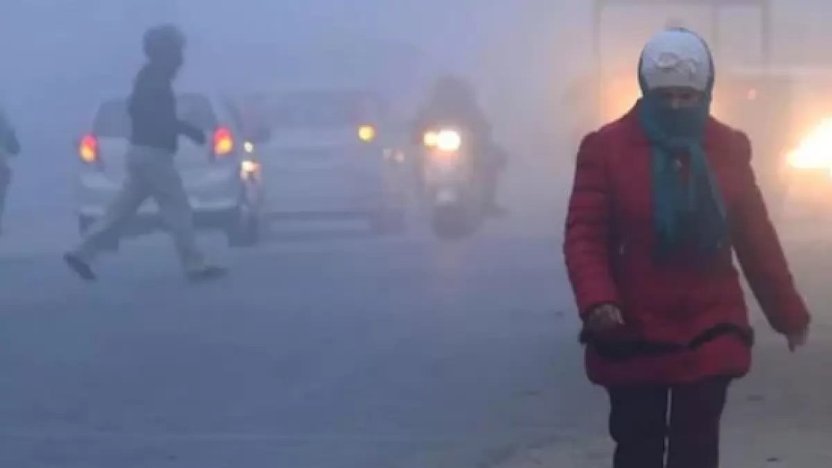 Intense layer of fog continues to blanket Delhi