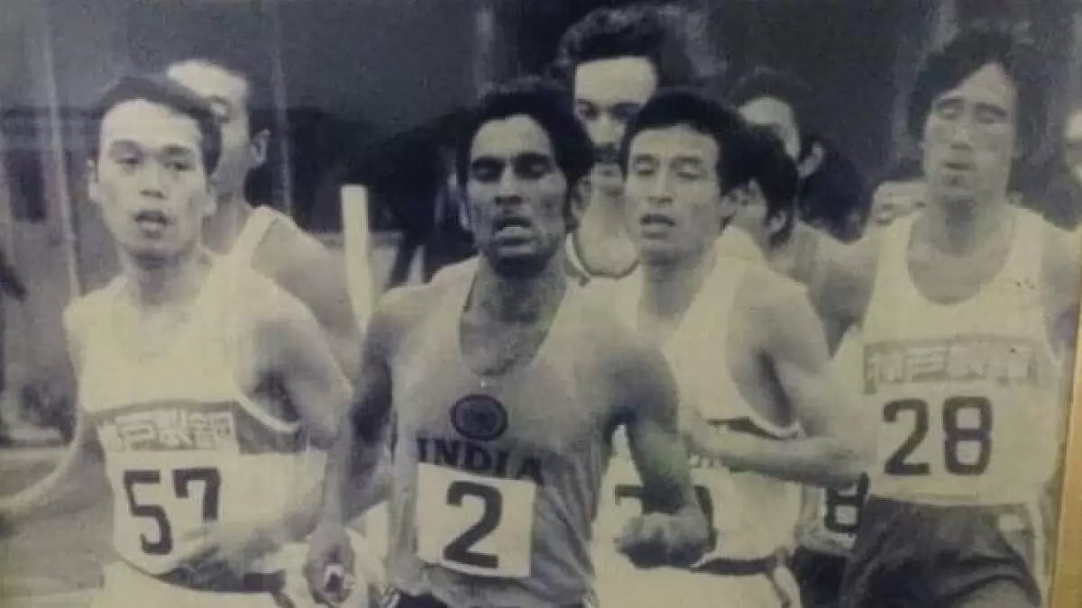Shivnath Singh, centre, running a marathon.