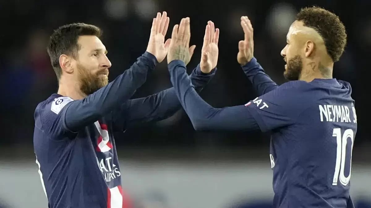 Messi was given a warm ovation by the crowd at Parc des Princes, who chanted his name.