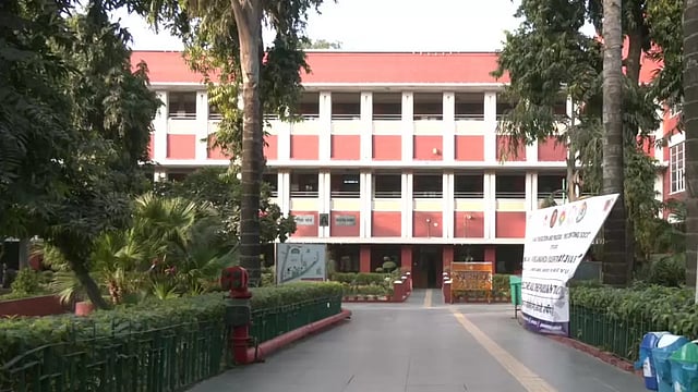 Students Detained For Protesting Against 'Ban' On Non-Veg Food At Hansraj College, Says SFI