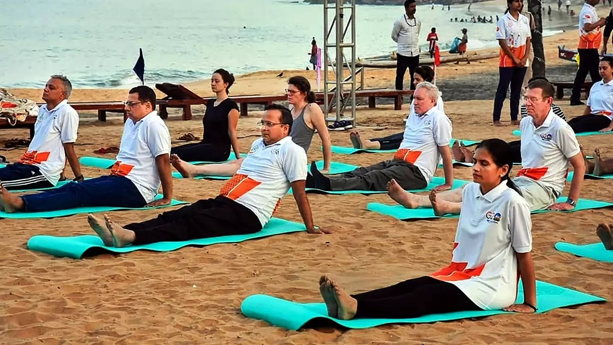 G20 delegates at a yoga session