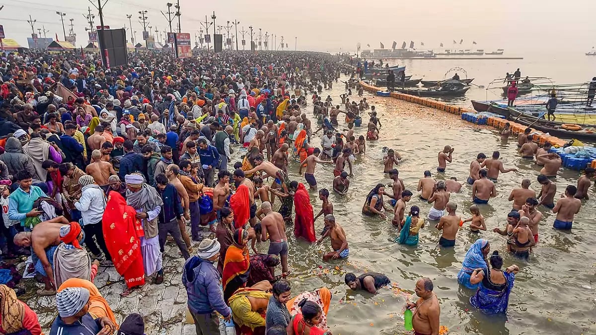 Lakhs of people take holy dip on Mauni Amavasya