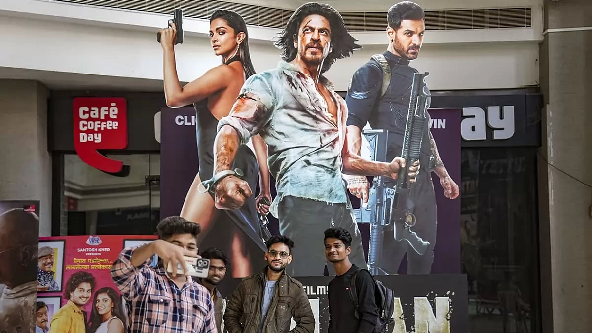 Maha: Bajrang Dal Workers Force Theatre Authorities To Take Down "Pathaan" Hoarding