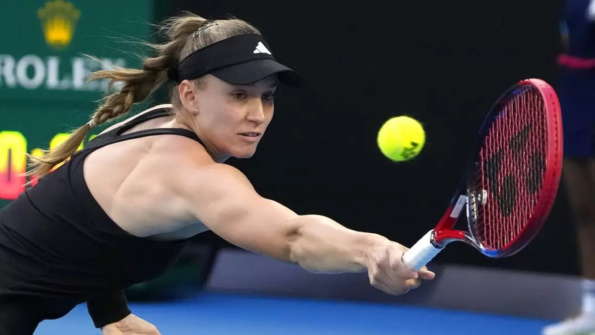 Rybakina returns a backhand against Azarenka in their semifinal match on Thursday.