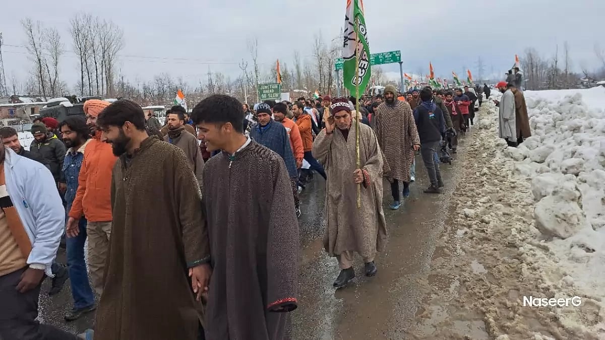 Kashmiris at Qazigund at Rahul Gandhi-led Congress partys Bharat Jodo Yatra - null