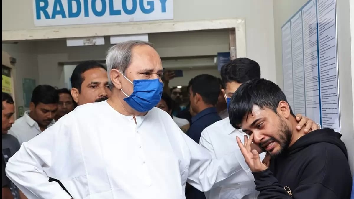 Odisha CM consoling the son of Health Minister 