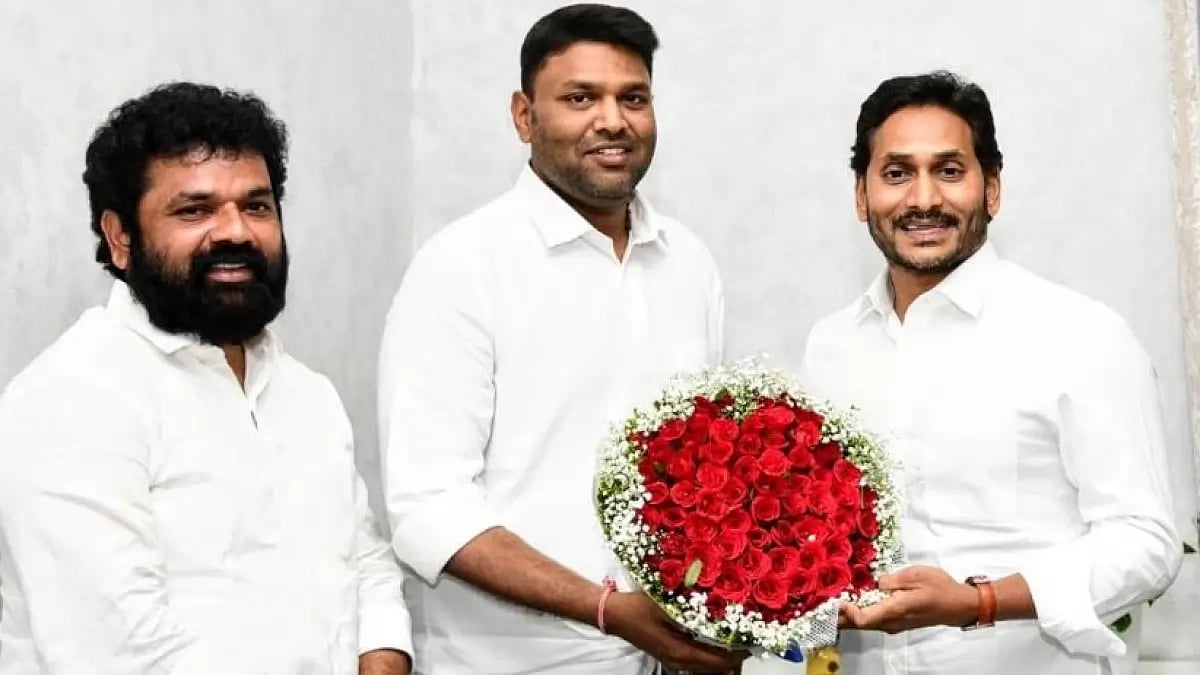 Educationist Arasavilli Aravind (Center) with Andhra Pradesh CM YS Jagan Mohan Reddy (Right)