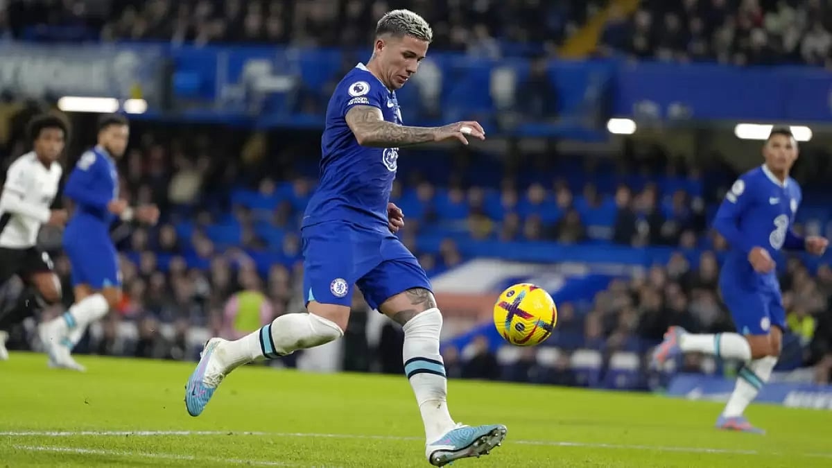Chelsea's Enzo Fernandez controls the ball against Fulham at Stamford Bridge on Friday.