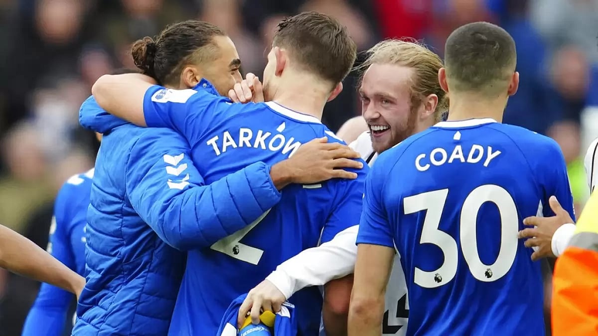 Everton players celebrate their win over table-toppers Arsenal on Sunday.