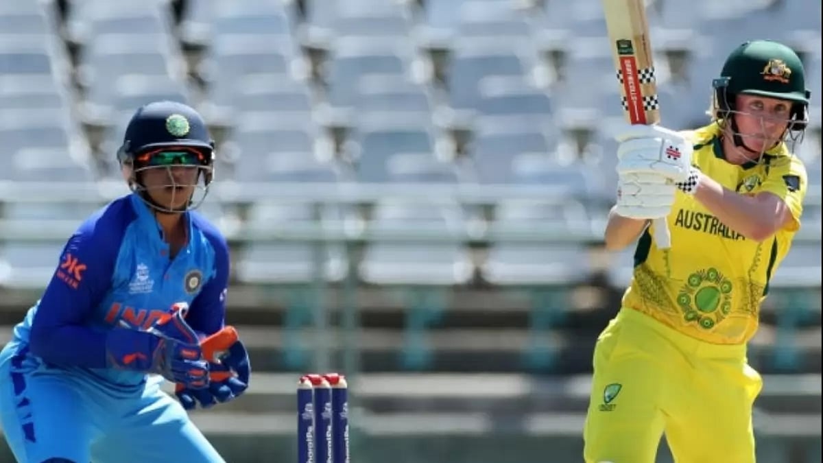 Beth Mooney scored a handy 28 runs before being dismissed by Rajeshwari Gayakwad.