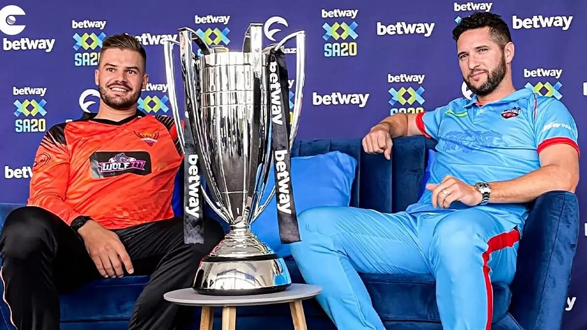 Captains Aiden Markram, left, and Wayne Parnell pose with the inaugural SA20 trophy.