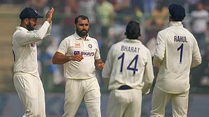 Shami, second left, celebrates the wicket of David Warner on Day 1 of the 2nd Test on Friday.