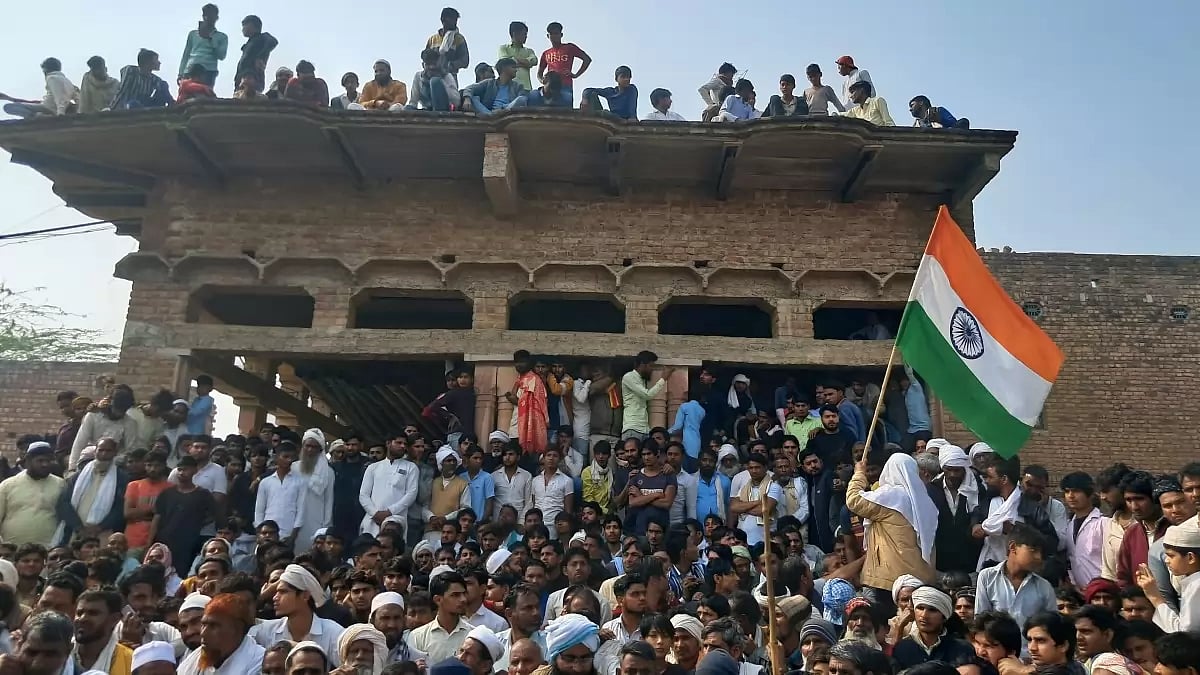 A tricolor stand out, amidst a huge crowd gathered at Ghatmika after the charred bodies of Junaid & 