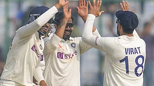 Jadeja celebrates the wicket of Peter Handscomb with his teammates on Day 3.