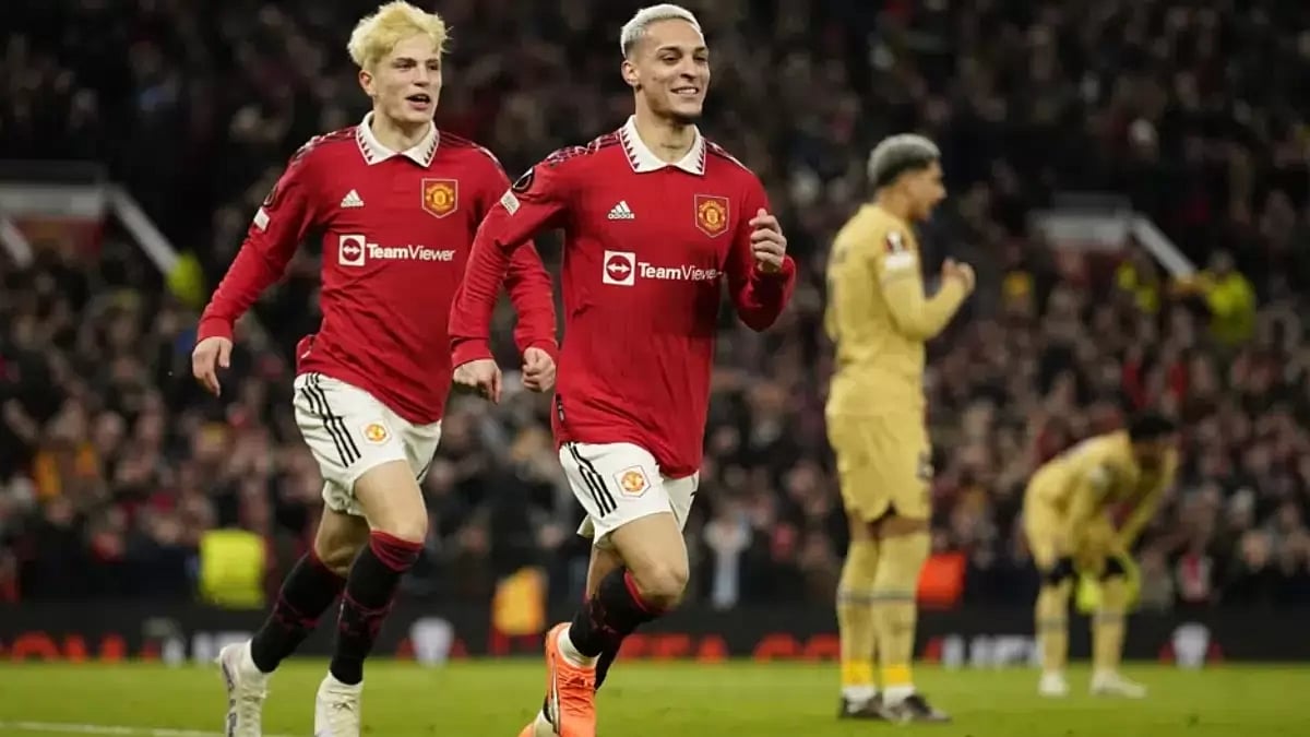 Antony (R) scAntony (R) will remain on full pay and hopes to return to the club as soon as possible.ored in the 73 minute to send the Red Devils through to the next round.