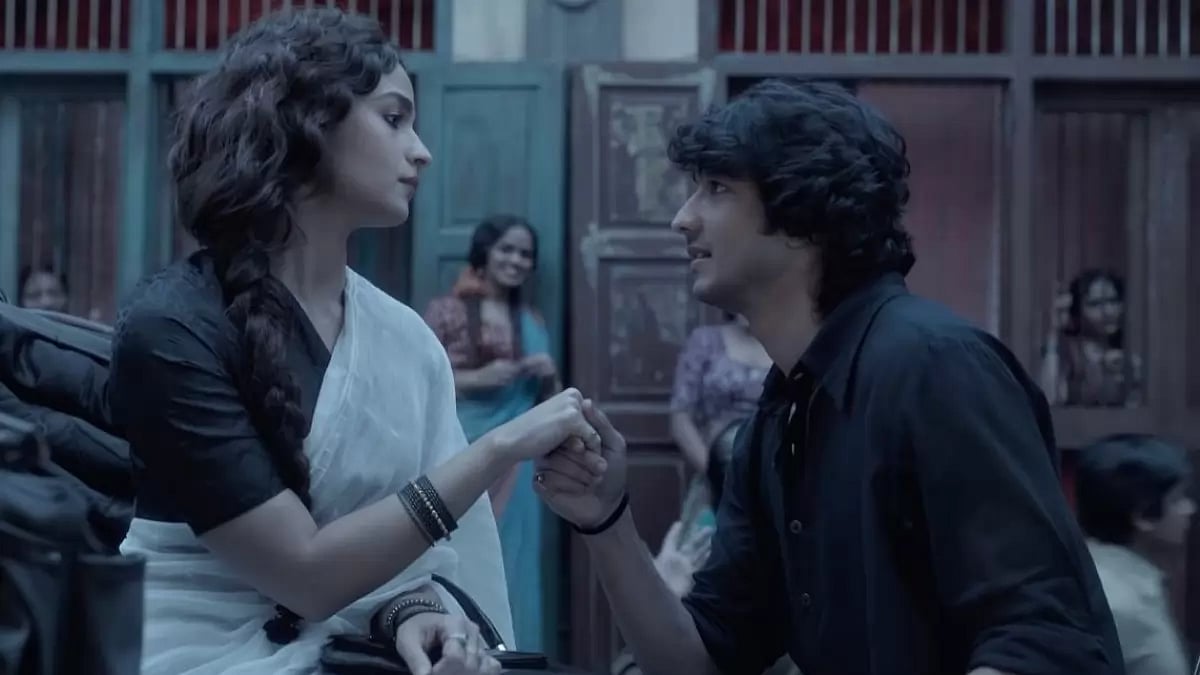 Alia Bhatt And Shantanu Maheshwari In A Still From 'Gangubai Kathiawadi'