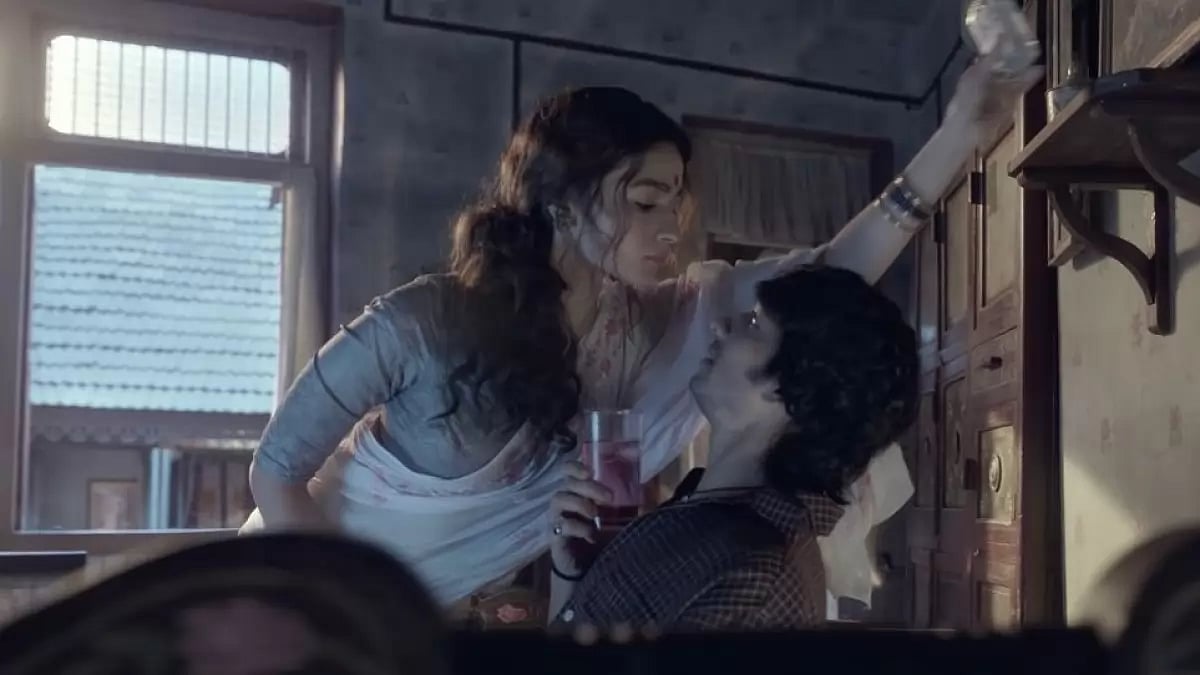 Alia Bhatt And Shantanu Maheshwari In A Still From 'Gangubai Kathiawadi'