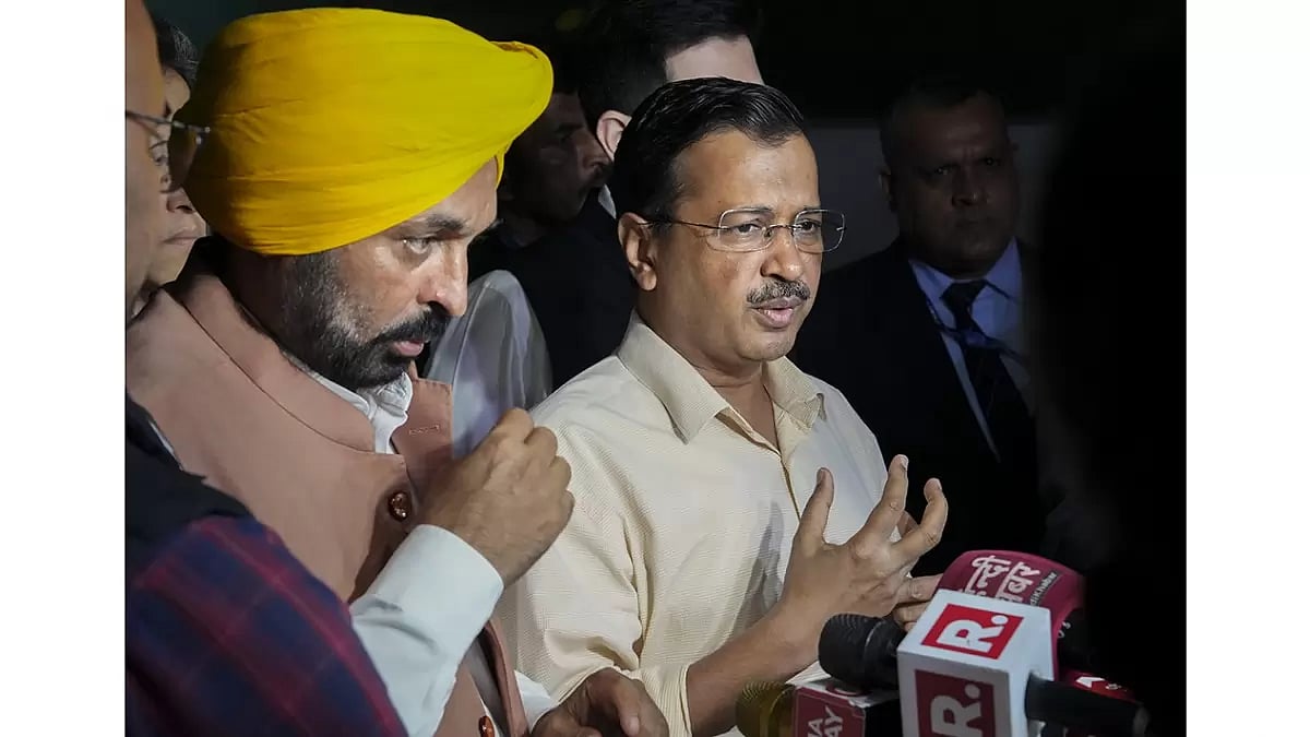 Kejriwal at Sisodias house