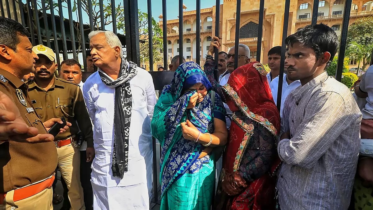 Pulwama victims wives outside Raj Assembly