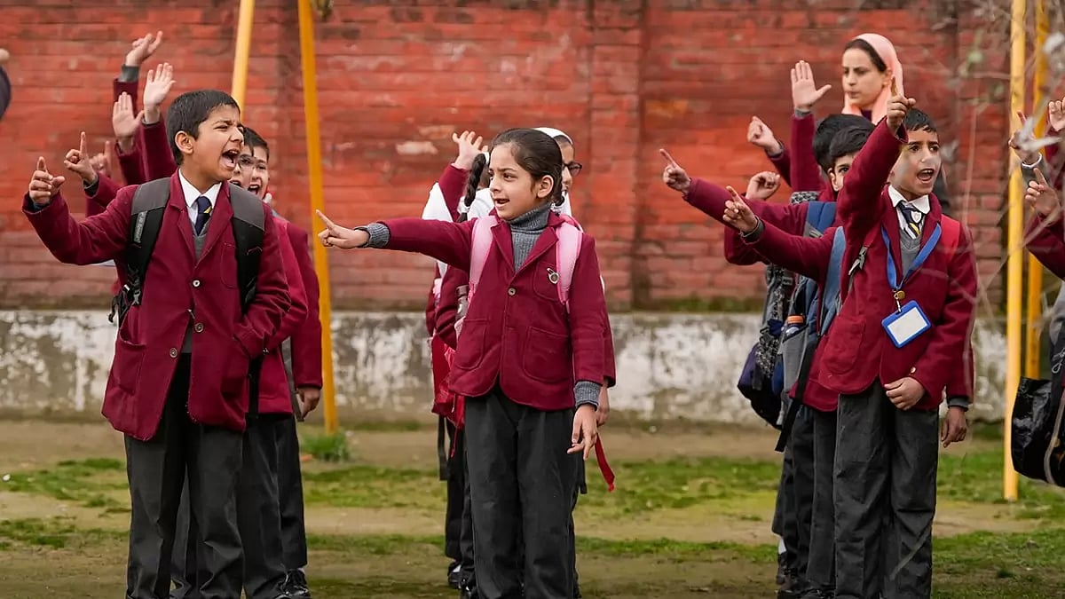 Schools reopen in Srinagar