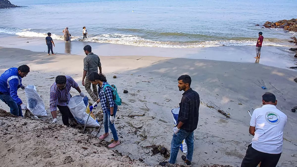 Students cleans the beach