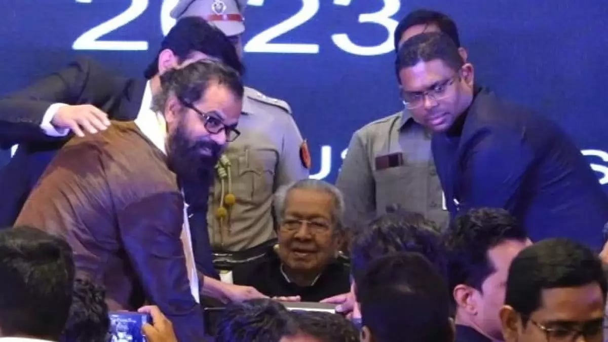 Shri Ramanand Guruji received Best Astrologer in World award from the Governor of India