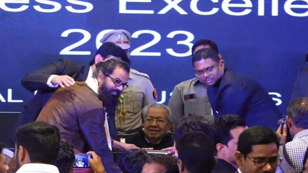 Shri Ramanand Guruji received Best Astrologer in World award from the Governor of India