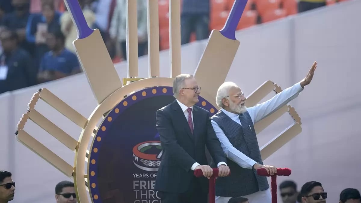 Albanes & Modi took a round of the massive sports arena on a golf cart before the start of the match