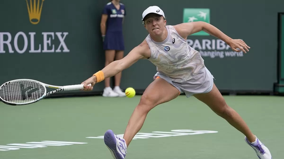 Swiatek returns a forehand in her BNP Paribas Open match against Claire Liu on Saturday.