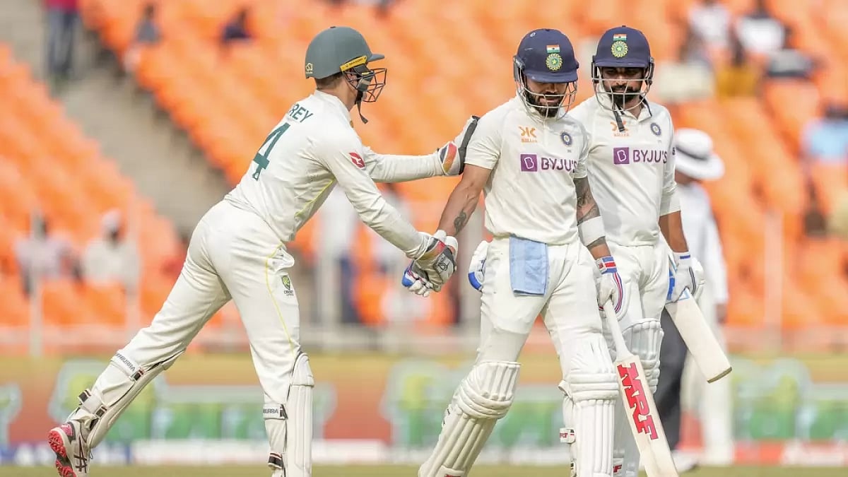 Alex Carey, left, congratulates Kohli after the end of the Indian innings on Sunday.