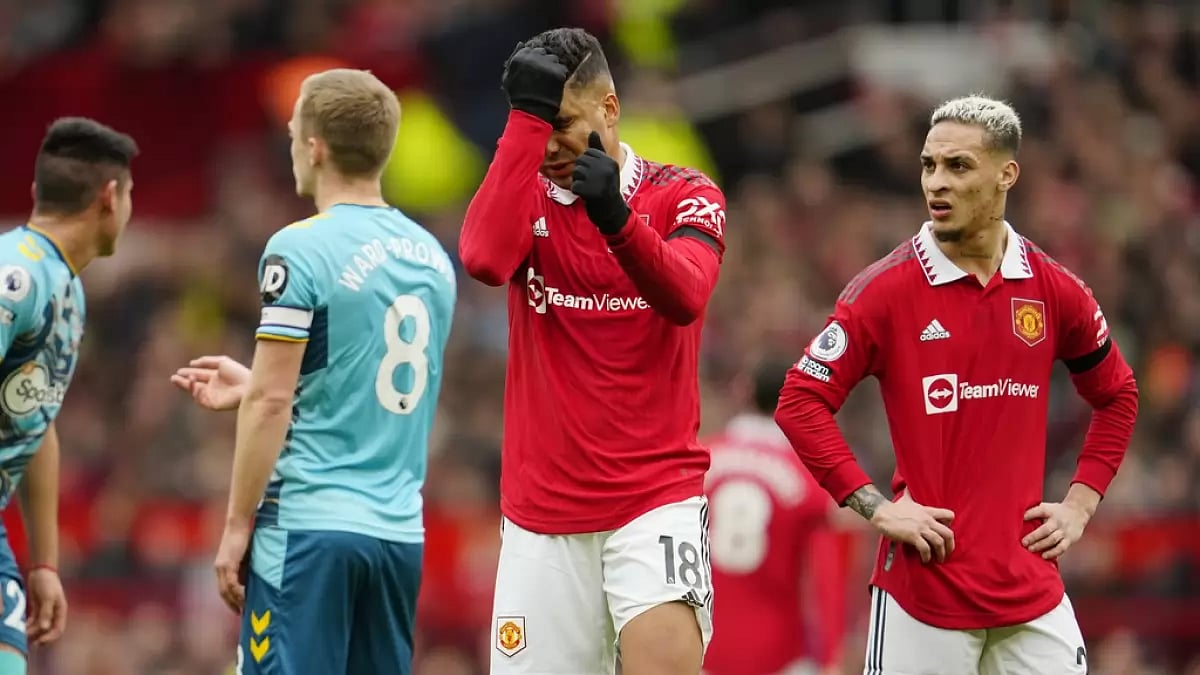 Casemiro, centre, reacts after receiving red card for his challenge on Carlos Alcaraz on Sunday.