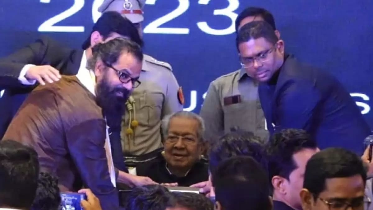 Swami Ramananda Guruji received award from Governor of Chhattisgarh Biswa Bhushan Haricharan.