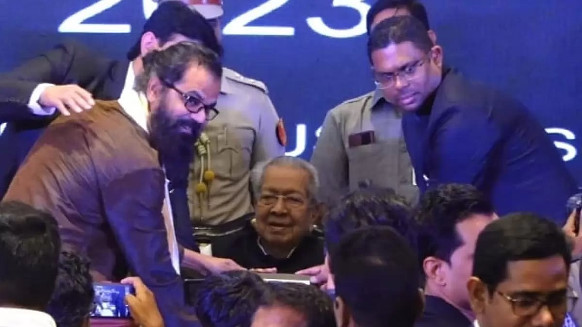 Guruji receives award from Chhattisgarh Governor Shri Biswabhushan Harichandan.