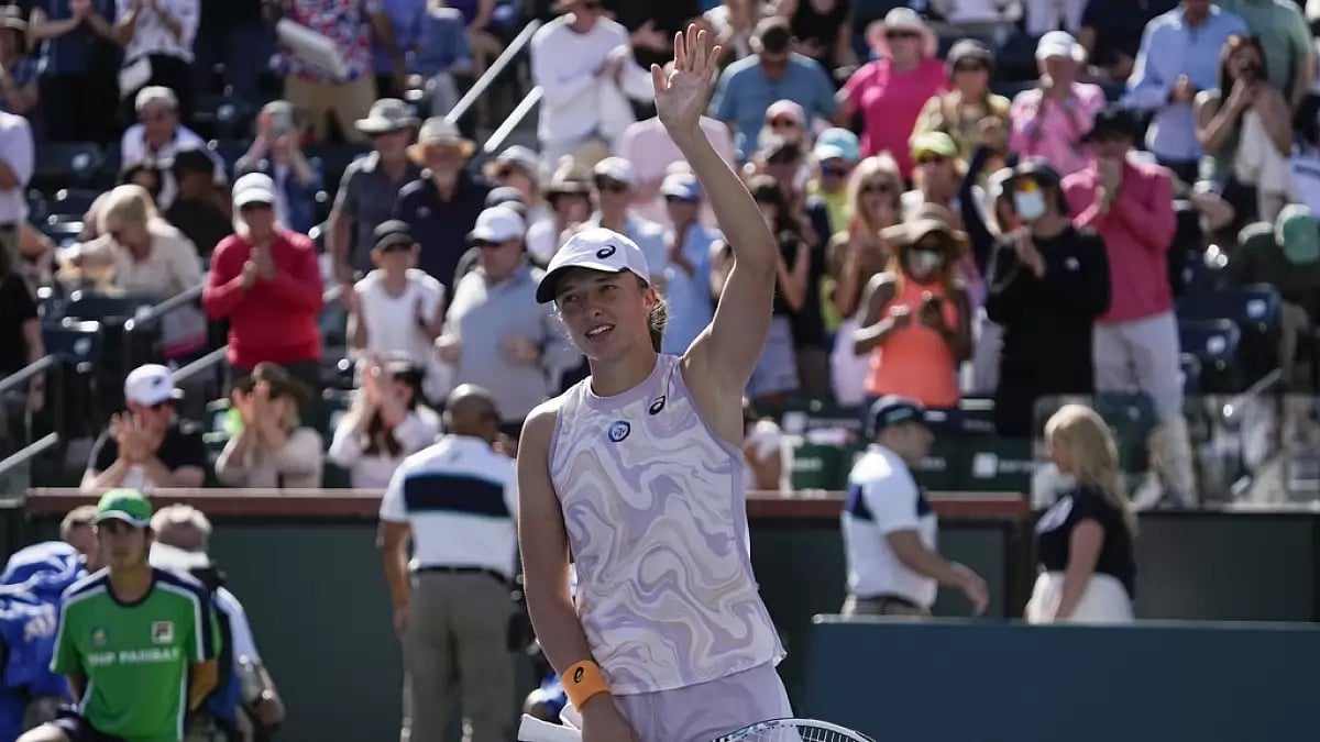 Swiatek acknowledges the crowd after her win against Cirstea on Thursday.