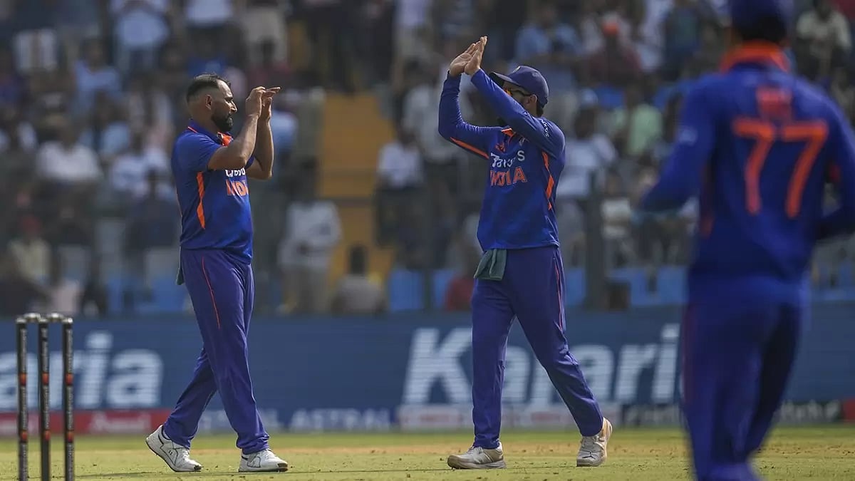 Mohammed Shami (L) celebrates a wicket with Virat Kohli.