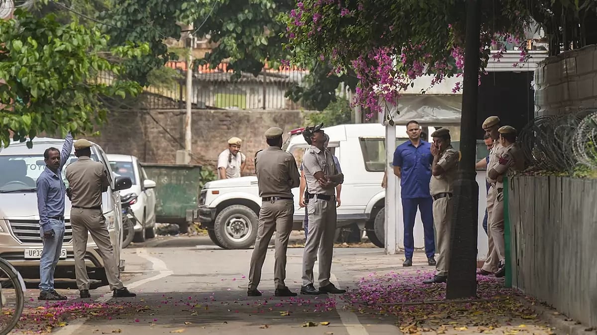 Police at Rahul Gandhi house