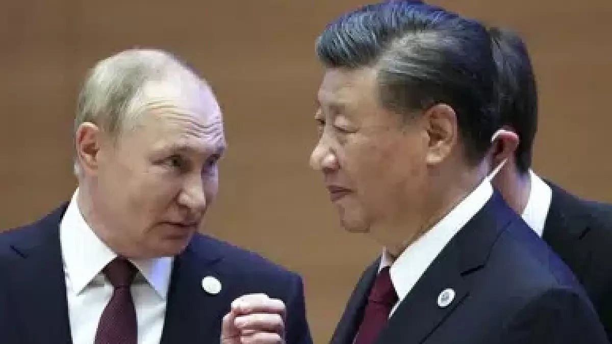 Russian President Vladimir Putin (left) with his Chinese counterpart  Xi Jinping (right)