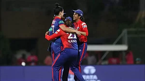 Marizanne Kapp crippled the MI batting by removing two of their top batters in one over.