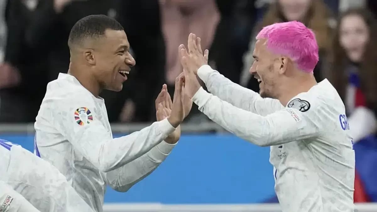 Frances Antoine Griezmann, right, celebrates with Frances Kylian Mbappe.