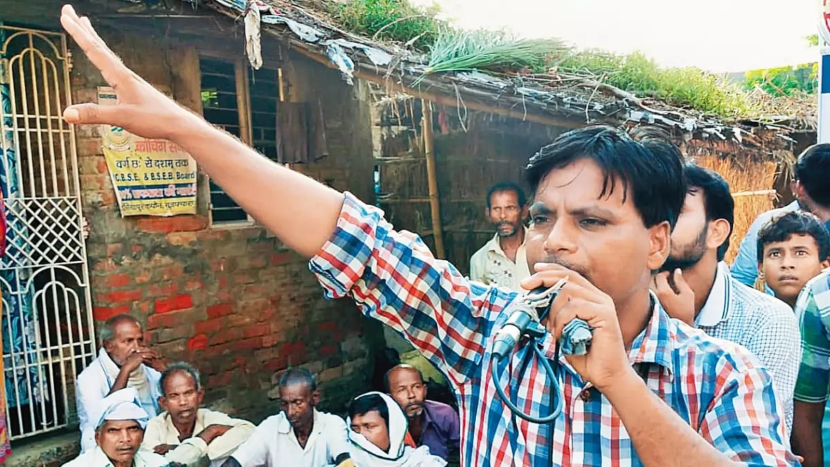 On the Ground: Sanjay Sahni addressing MGNREGA workers in Muzaffarpur, Bihar