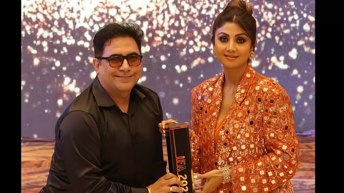 Dr Arvinder Singh receiving award from actress Shilpa Shetty
