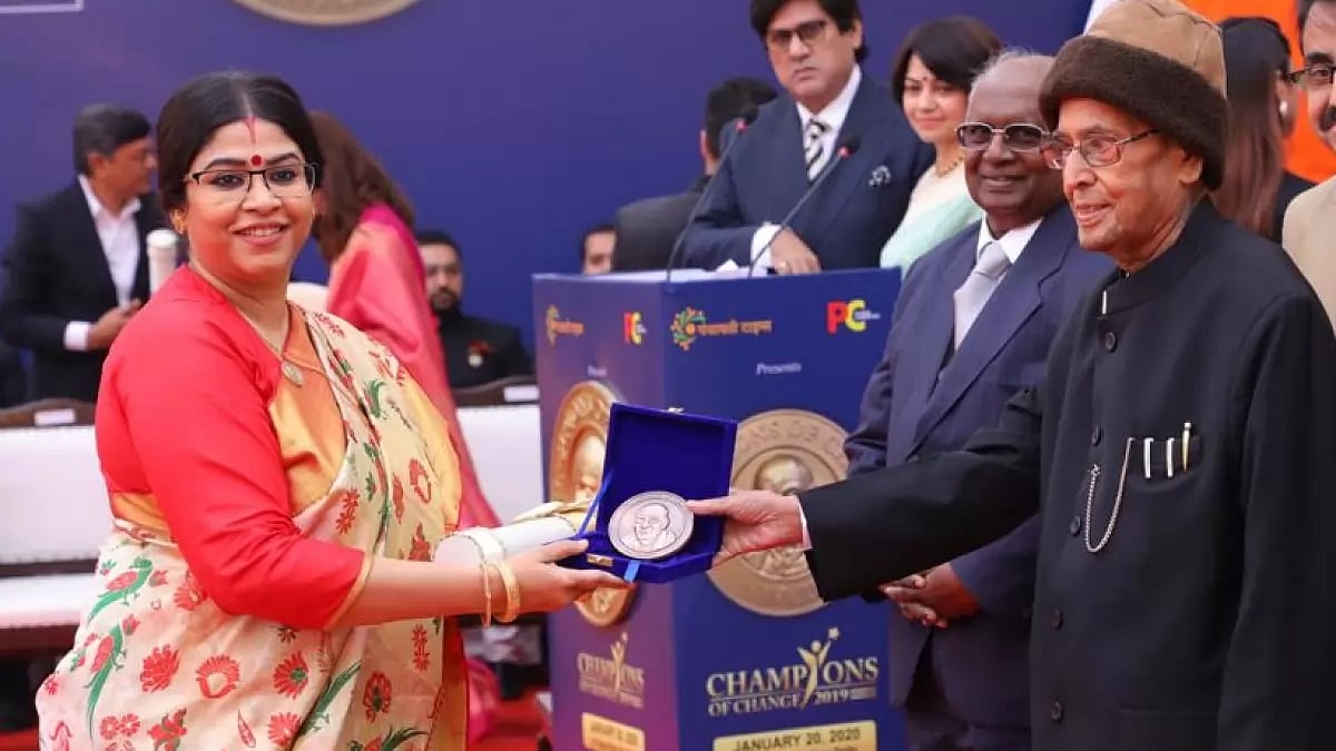 Astrologer Dr. Sohini Sastri receiving award from former President  of India Pranab Mukherjee