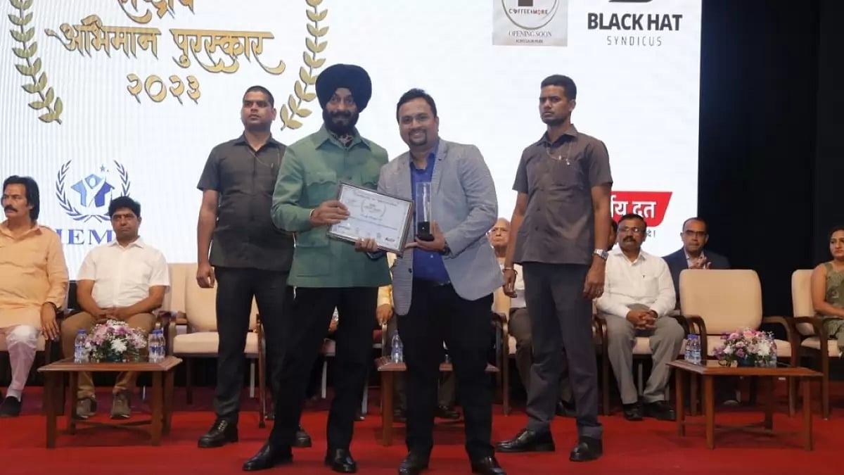 Mr. Sachin Salunkhe Receiving the Prestigious Rashtriya Abhiman Puraskar