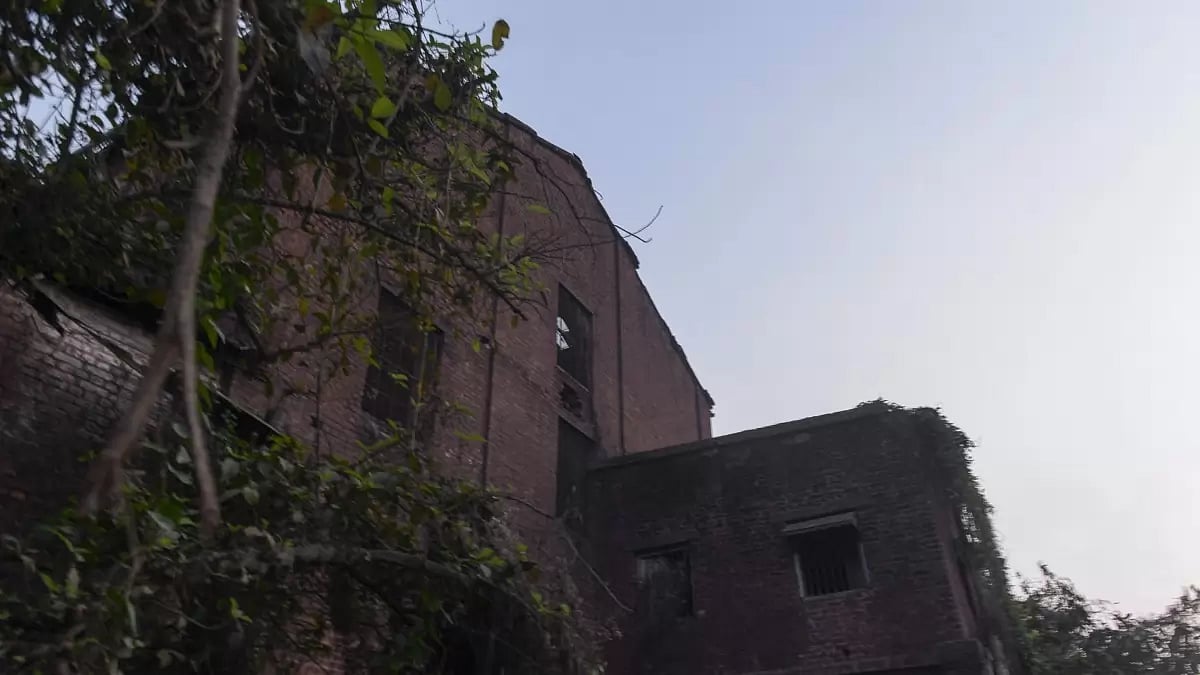 The imposing façade of the main building of the Sakri Sugar Mill still towers over the town of Sakri around it.