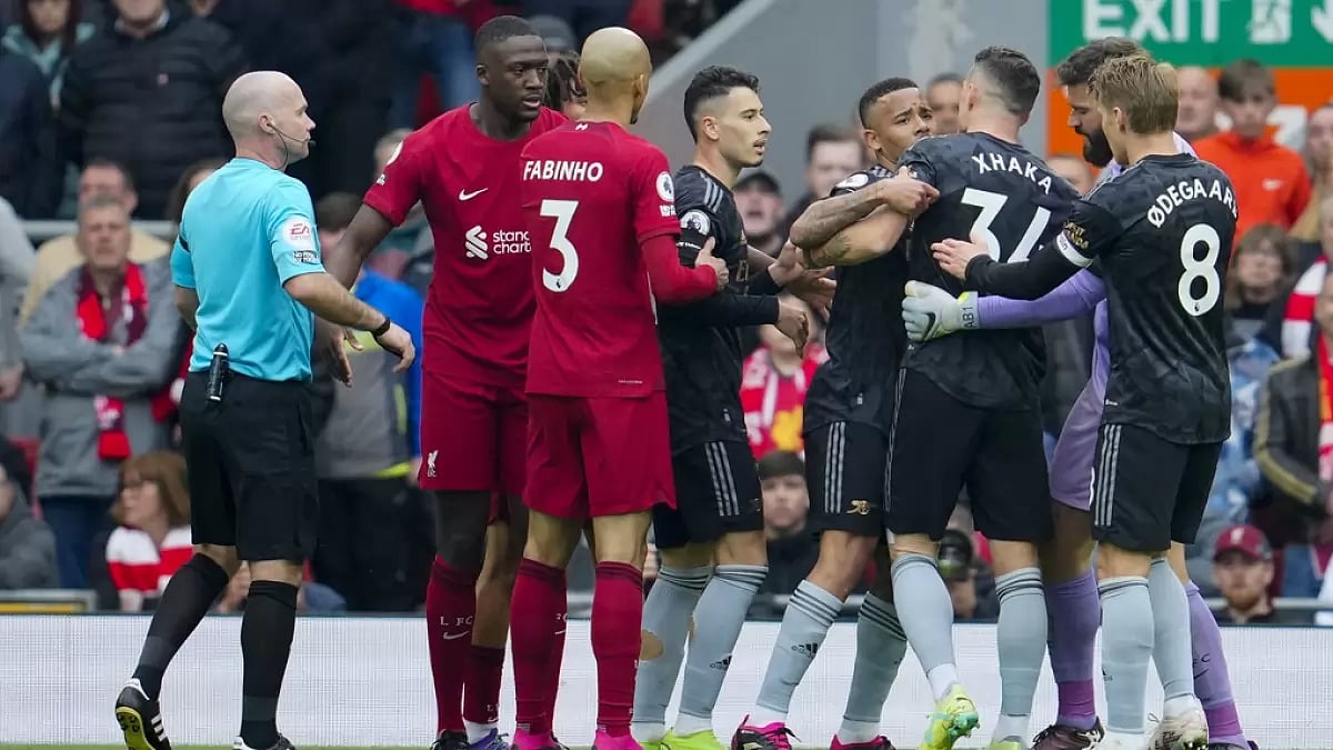 Arsenal still lead the EPL table however City are right on their heels.