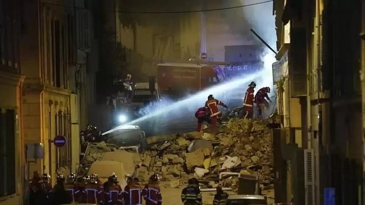 Firefighters deployed after buildings collapsed in Marseille