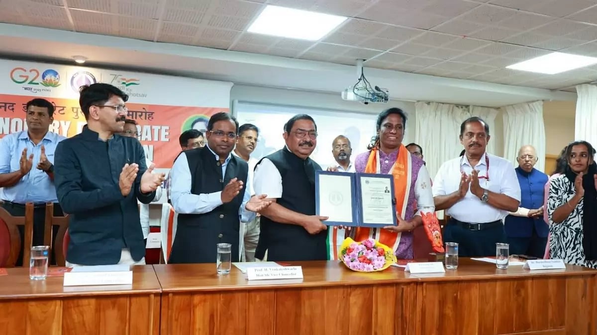 PT Usha receives the doctorate from Prof. H Venkateshwarlu.