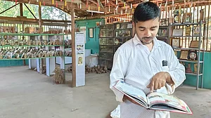 Syed Ghani Khan, a farmer from Karnataka's Mandya, works towards conserving crop diversity and focusses particularly on rice and mangoes.