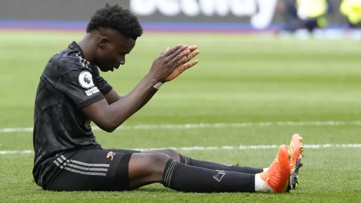 Saka reacts after missing a penalty kick against West Ham on Sunday.