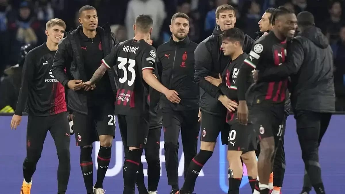 AC Milan players celebrate at the end of their UCL quarterfinal second leg vs Napoli.